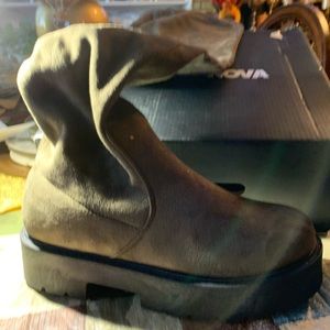 Women boots olive green suede size 6.5